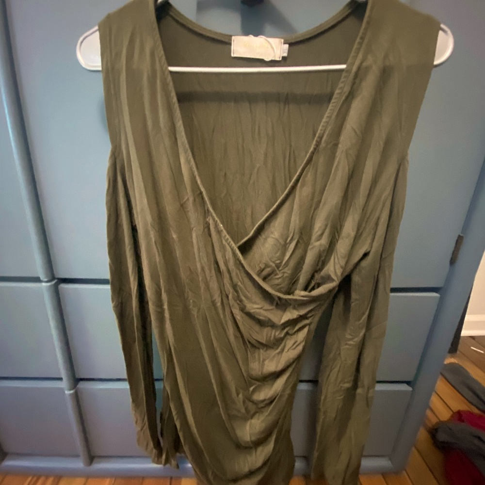 Cold shoulder longe sleeve top